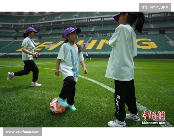 伯纳乌球场灰色沙发成球员谈心角，阿韦洛亚重视更衣室凝聚力